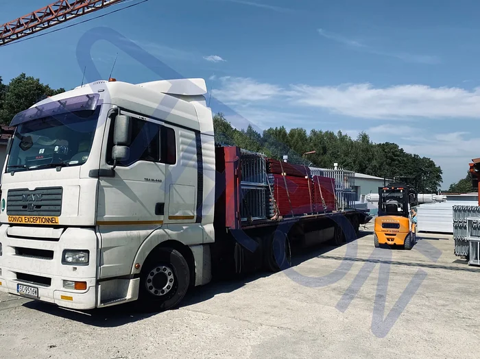 Auto dostawcze przy placu budowy z rusztowaniem STACON 740