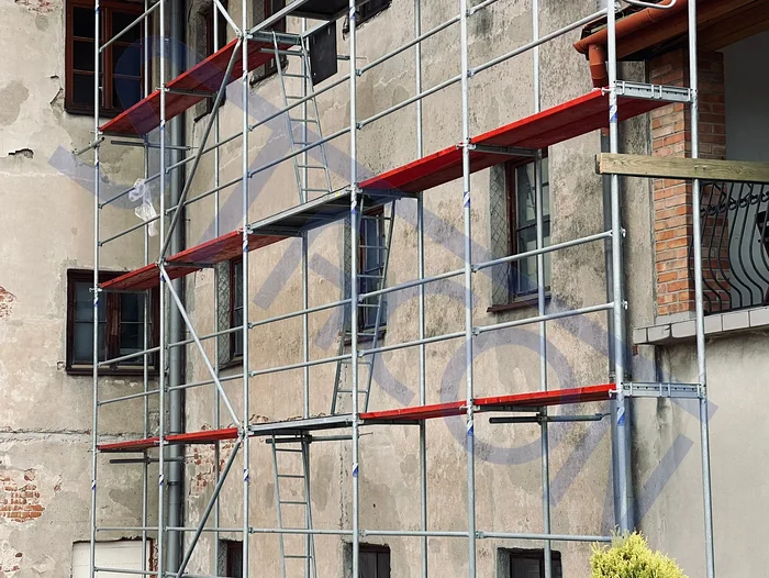 Rusztowanie STACON 740 postawione przy ścianie budynku, widok z boku