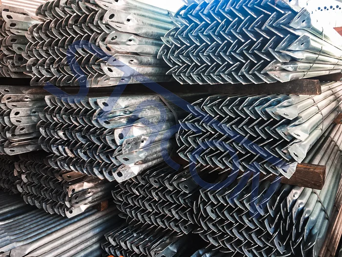 Wolnostojące elementy rusztowania STACON 650 na placu budowy