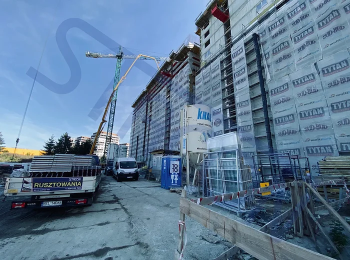 Auto dostawcze przy placu budowy z rusztowaniem STACON 740