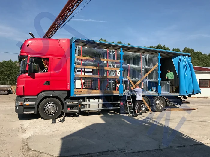 Tir załadowany rusztowaniem STACON 650